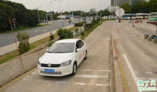 自动挡坡道起步怎么不溜车 手动挡坡道停车要挂在1挡吗