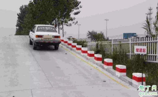 自动挡坡道起步怎么不溜车 手动挡坡道停车要挂在1挡吗