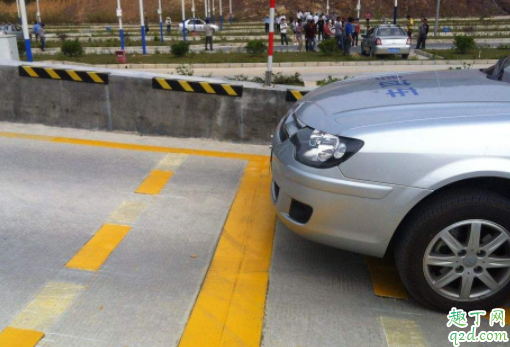 自动挡坡道起步怎么不溜车 手动挡坡道停车要挂在1挡吗