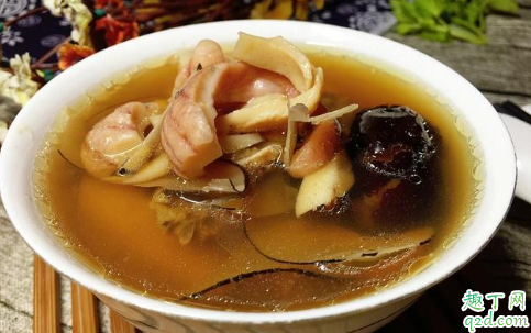 坐月子吃公鸡下奶还是回奶 坐月子喝鸡汤要分公鸡母鸡吗