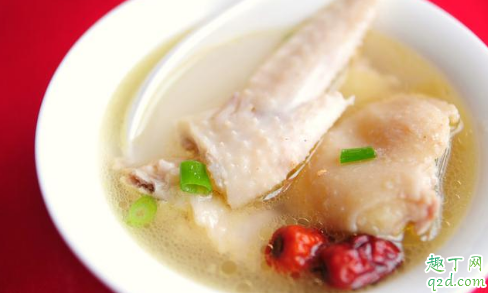 坐月子吃公鸡下奶还是回奶 坐月子喝鸡汤要分公鸡母鸡吗