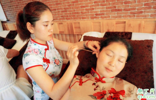 戴助听器和中耳炎有关系吗 中耳炎耳朵会疼吗