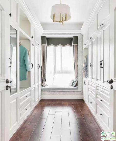 门墙面衣柜全部白色好看吗 卧室颜色搭配技巧有哪些