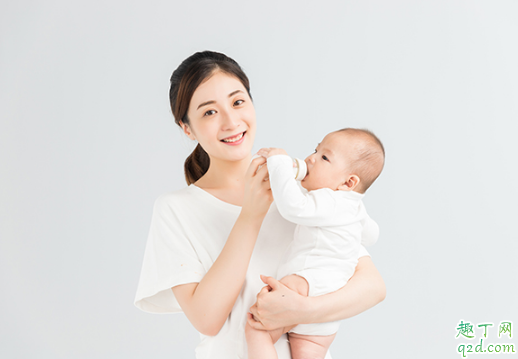 婴儿脸上有脂肪粒一样的白点正常吗 婴儿脸上有小白点是什么原因