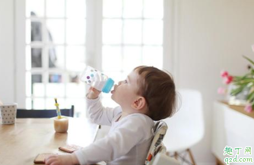 全母乳喂养宝宝需要喝水么 新生儿可以喝水吗