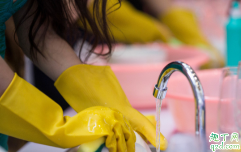 站着洗碗几分钟就腰疼怎么回事 站着洗碗腰疼是肾虚吗