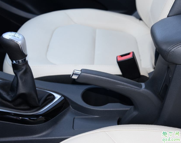 手刹没松开车会造成什么后果 手刹拉到底长时间有没有危害