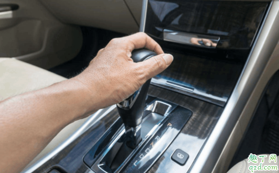 手刹没松开车会造成什么后果 手刹拉到底长时间有没有危害