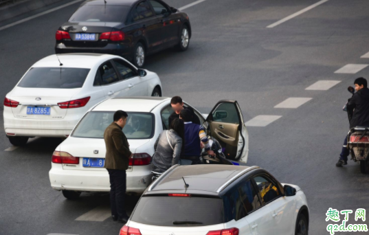 车漆剐蹭可以走保险吗 汽车发生小事故要不要报保险