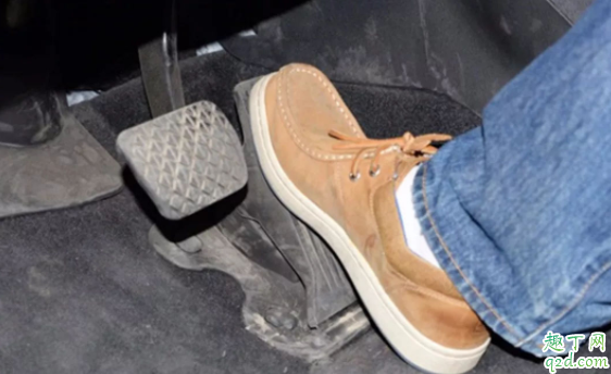 手动挡车可以用手刹代替脚刹吗 手动挡坡道起步用手刹吗