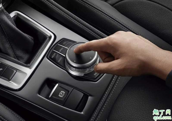 手动挡车可以用手刹代替脚刹吗 手动挡坡道起步用手刹吗