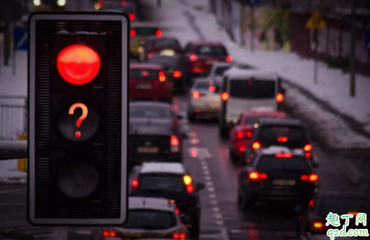 等红绿灯可以不拉手刹吗 为什么手刹冬天冻住了