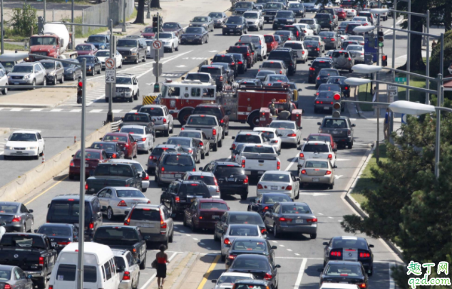 自动挡平地要拉手刹吗 手刹制动前轮还是后轮