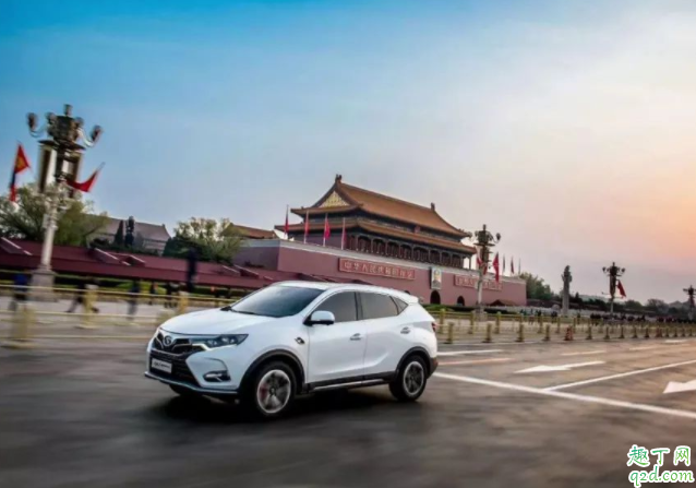 自动挡平地要拉手刹吗 手刹制动前轮还是后轮