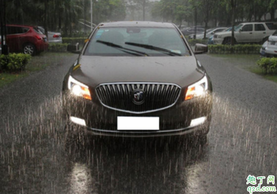 台风天下雨怎么开车 雨天开车要开雾灯吗