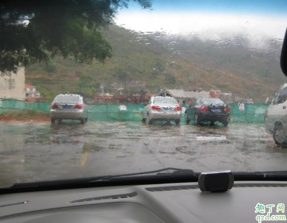 台风天下雨怎么开车 雨天开车要开雾灯吗