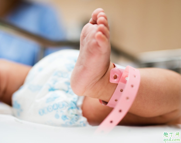 混合喂养的宝宝便便干燥是正常的吗 宝宝上火怎么看出来