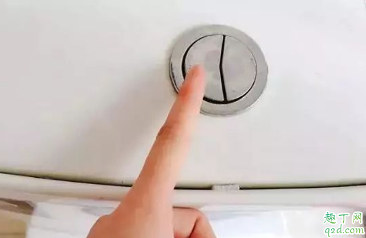 马桶上的两个按钮按哪个更省水 马桶一大一小按钮是什么意思