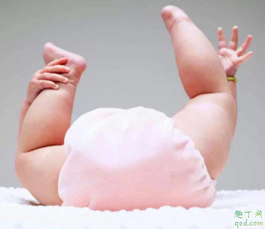 给新生儿洗屁股水温多少度给宝宝洗屁屁用什么毛巾比较好