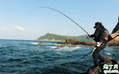 海岸边浪大怎么钓鱼 海钓能用的自然饵料有哪些