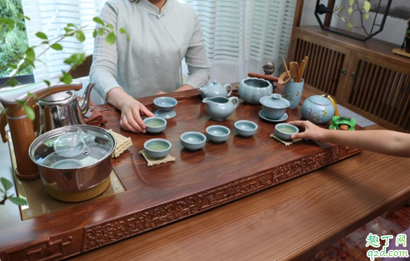 茶盘上的茶渍要用什么洗才能洗掉 有茶渍的杯子怎么洗