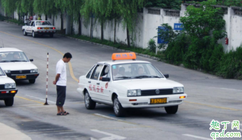 练车总踩刹车伤车吗 练车老是想踩刹车怎么办