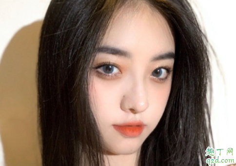 刚洗完头发就有头皮屑是怎么了 洗头后前额一层白头屑怎么办