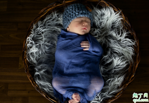 为什么宝宝吃完奶会打嗝 怎么给宝宝拍嗝