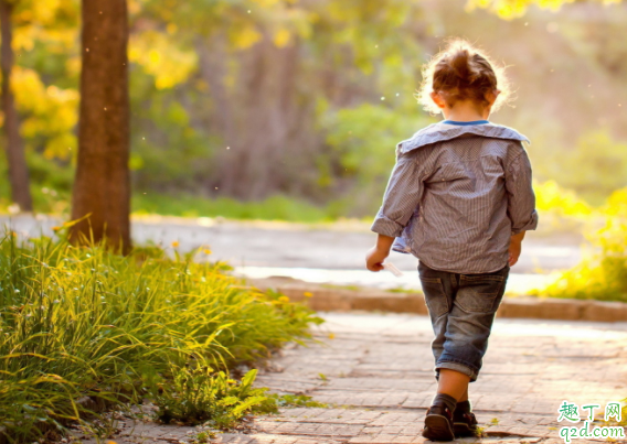 为什么宝宝吃完奶会打嗝 怎么给宝宝拍嗝