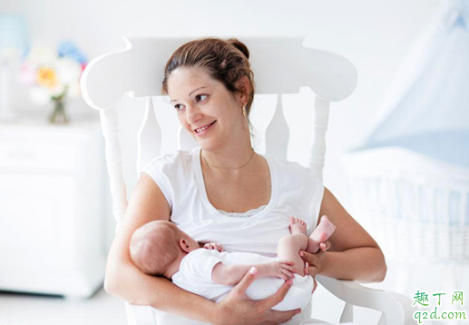 喂母乳躺着和抱着哪个好 躺着喂奶和抱着喂奶的优缺点