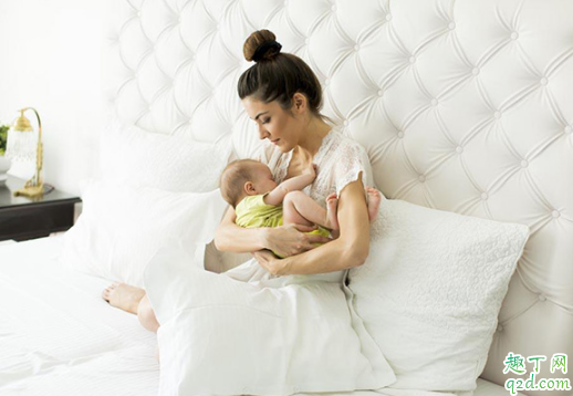 喂母乳躺着和抱着哪个好 躺着喂奶和抱着喂奶的优缺点