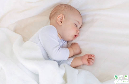宝宝趴着睡觉要调整吗 几个月的宝宝趴着睡觉要调整
