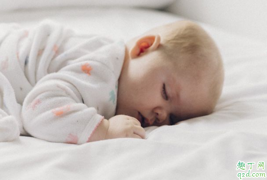 宝宝趴着睡觉要调整吗 几个月的宝宝趴着睡觉要调整