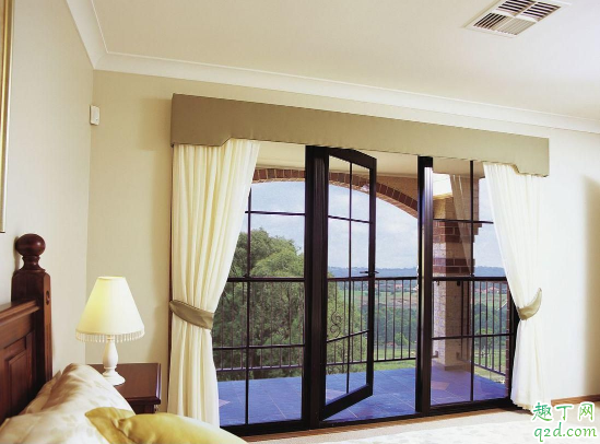 客厅吊顶要装窗帘盒吗 客厅装窗帘盒还是窗帘杆好