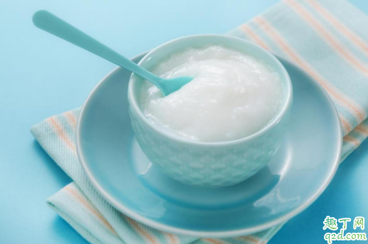 四个月宝宝吃辅食是抱着喂还是坐着喂 四个月宝宝怎么吃辅食好