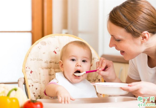 四个月宝宝吃辅食是抱着喂还是坐着喂 四个月宝宝怎么吃辅食好