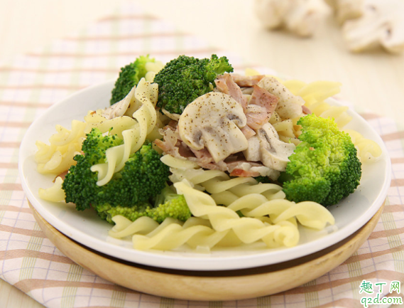 母乳喂养多喝水奶水会增多吗 喂奶能喝蒲公英泡水吗