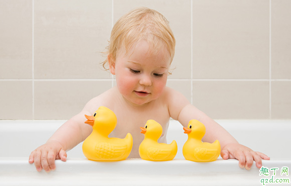 新生儿几个月剪头发合适 新生儿剪头发有什么讲究