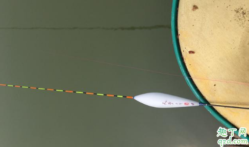 为什么鱼钩下水浮漂过几秒才立着 调好漂后钓鱼为什么吃铅会有变化