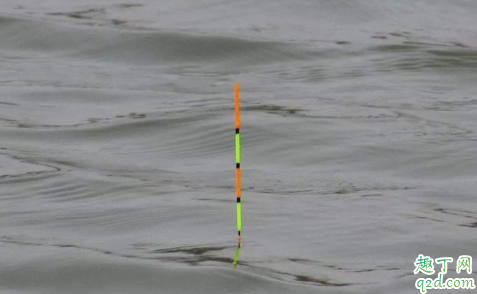 为什么鱼钩下水浮漂过几秒才立着 调好漂后钓鱼为什么吃铅会有变化