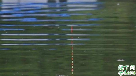 为什么鱼钩下水浮漂过几秒才立着 调好漂后钓鱼为什么吃铅会有变化