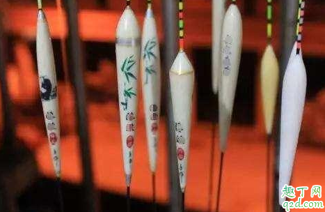 为什么鱼钩下水浮漂过几秒才立着 调好漂后钓鱼为什么吃铅会有变化