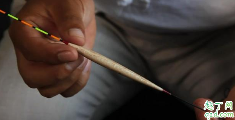 为什么鱼钩下水浮漂过几秒才立着 调好漂后钓鱼为什么吃铅会有变化