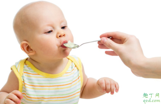 纯母乳宝宝四个月加辅食还是六个月加辅食好 纯母乳宝宝几个月添加辅食