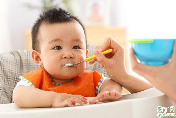 纯母乳宝宝四个月加辅食还是六个月加辅食好 纯母乳宝宝几个月添加辅食