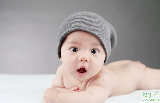 快2个月的小孩可以竖起来抱吗 几个月小孩可以竖起来抱