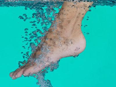 泡脚的好处，按摩脚底的方法，泡脚的最佳时间