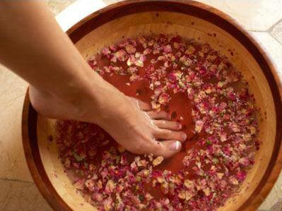 泡脚的好处，按摩脚底的方法，泡脚的最佳时间