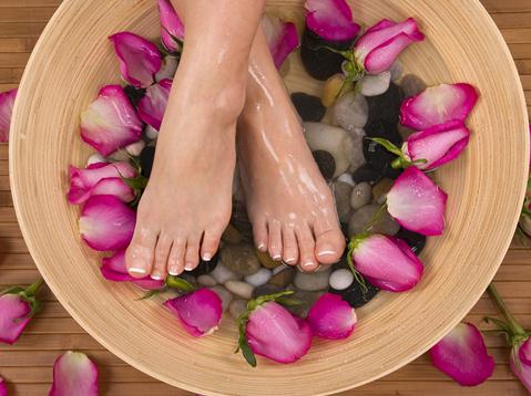 热水泡脚有什么好处 泡脚与养生 泡脚的最佳时间及温度