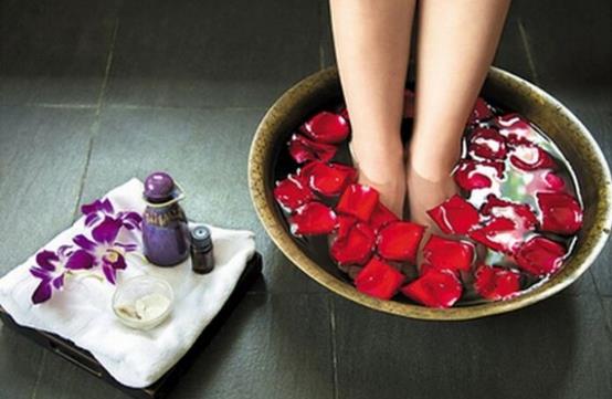 热水泡脚有什么好处 泡脚与养生 泡脚的最佳时间及温度